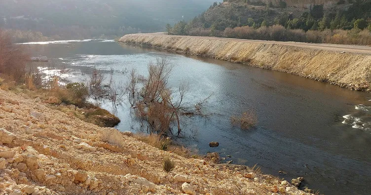 Göksu Nehri’nin rengi, yine siyaha döndü