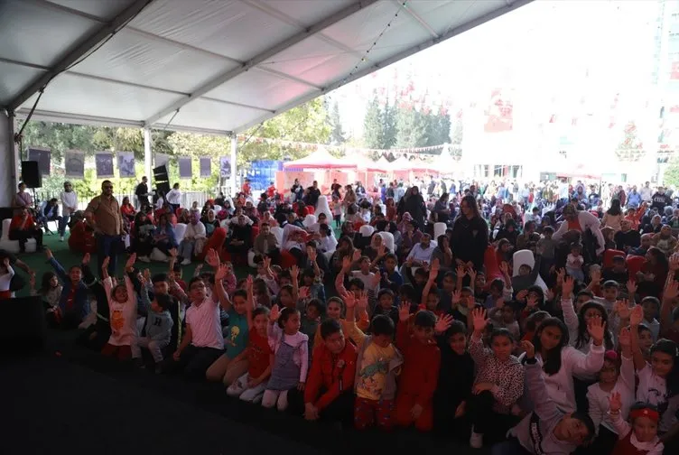 Deprem bölgesinde Cumhuriyet panayırı! Depremzede çocuklardan duygulandıran sözler: Çok mutlu oldum!