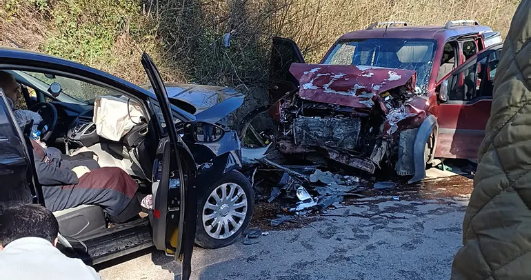 Ordu’da iki araç kafa kafaya çarpıştı: 6 yaralı