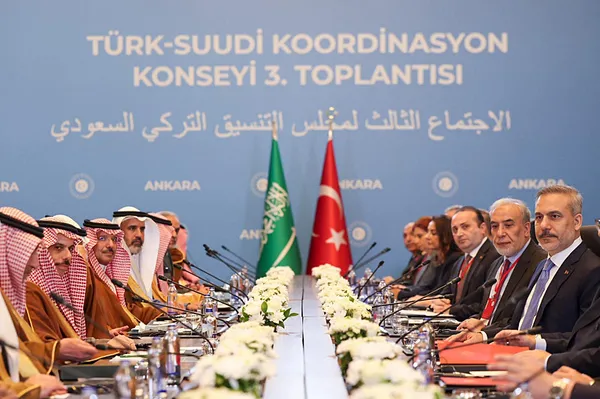 bakan-fidan-suudi-mevkidasi-prens-faysal-ile-gorustu-1778073275899.jpg