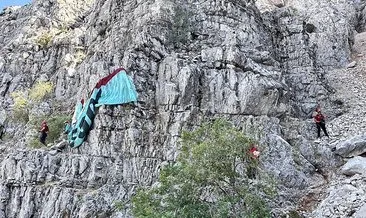 Muğla’da yamaç paraşütçüleri kayalıklara düştü: 5 saat sonra kurtarıldılar! #mugla