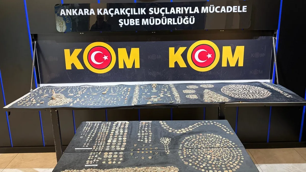 Ankara’da hobi bahçesinde gömülü 6 bin 382 tarihi eser ele geçirildi: Değeri 30 milyon Ankara’da hobi bahçesinde gömülü 6 bin 382 tarihi eser ele geçirildi: Değeri 30 milyon