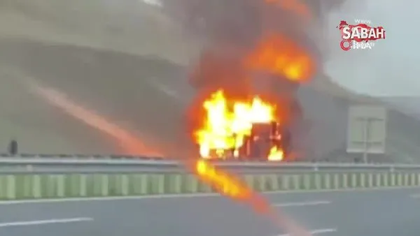 İstanbul Havalimanı yolunda karton yüklü kamyonet alev alev yandı! O anlar kamerada