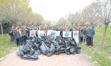 Öğrenciler, 1 saatte 300 kilo çöp topladı
