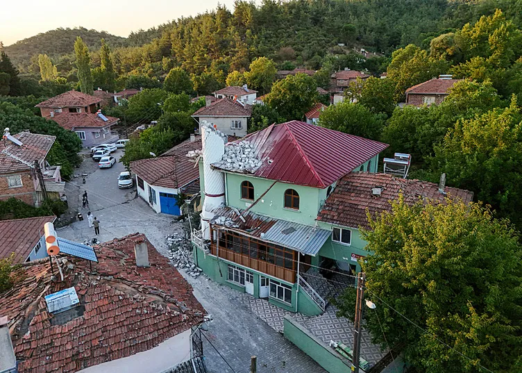 SON DAKİKA… Balıkesir Sındırgı’da 6.1’lik deprem! Yıkımın boyutu hava aydınlanınca ortaya çıktı: İşte o görüntüler!