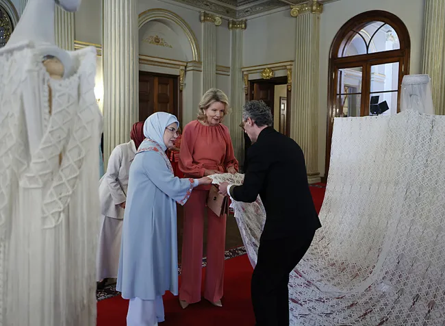 emine-erdogan-belcika-kralicesi-mathildeyle-bir-araya-geldi-1778424073306.jpg Emine Erdoğan, Belçika Kraliçesi Mathilde'yle bir araya geldi