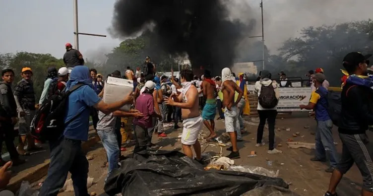 Venezuela’ya giden yardım kamyonlarını Maduro karşıtları yakmış