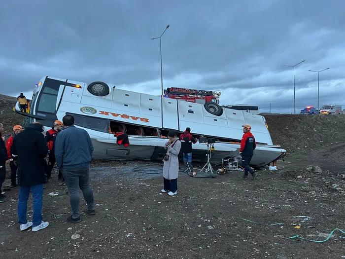son-dakika-sivasta-yolcu-otobusu-tarlaya-uctu-olu-ve-yaralilar-var-1743567933851.jpg