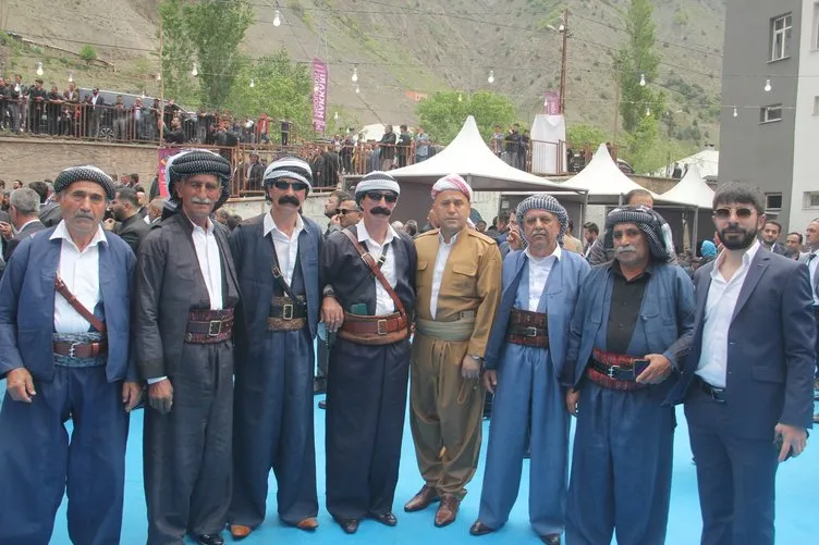 Aşiret düğününde altın şov: Kilo kilo taktılar!