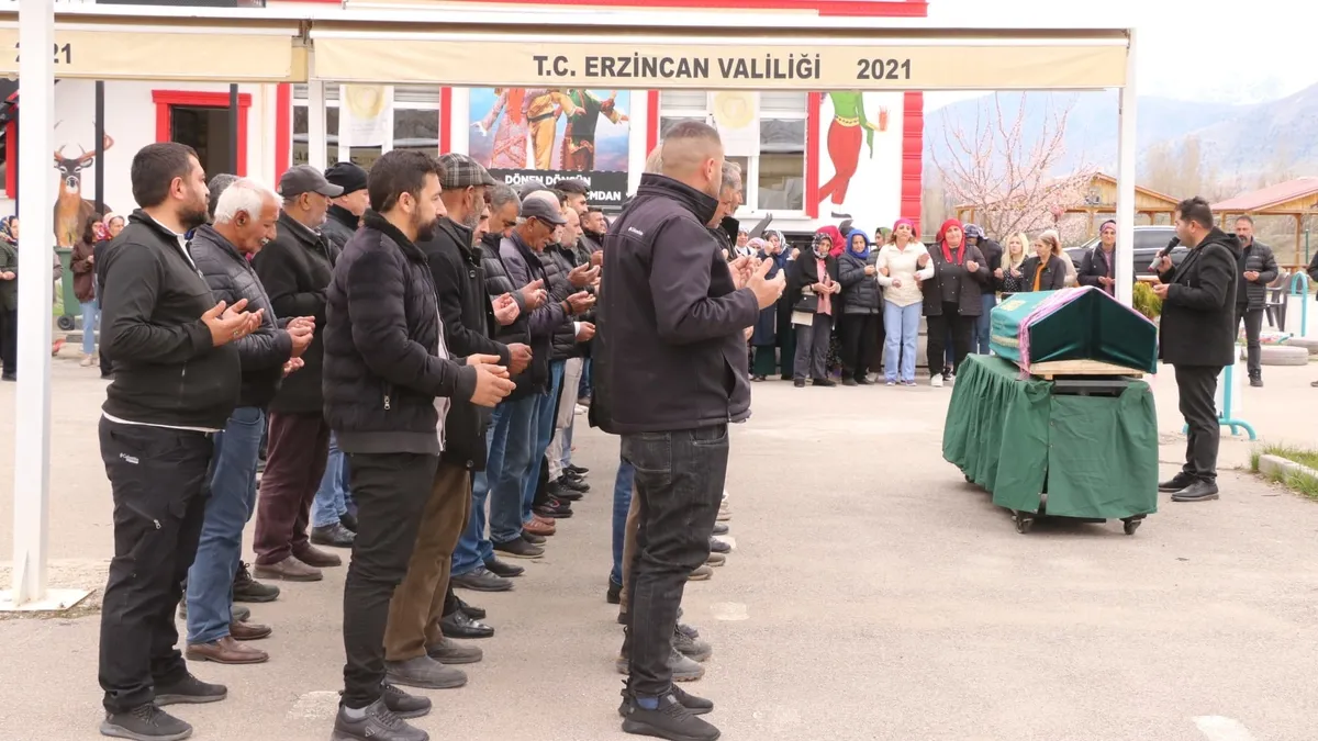 Cinayete kurban giden genç anne gözyaşlarıyla toprağa verildi Cinayete kurban giden genç anne gözyaşlarıyla toprağa verildi
