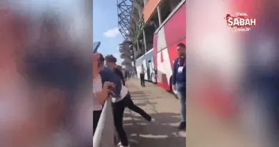 Ajaxlı futbolcu, takım arkadaşına ırkçılık yapan taraftara yumruk attı | Video