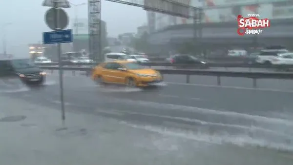 İstanbul'da yoğun yağış E-5 'i adeta göle çevirdi!