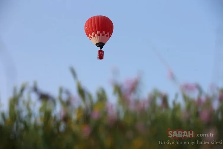 Son dakika! Türk bayrağı ve Atatürk posteriyle Kapadokya’da yerli balon uçtu