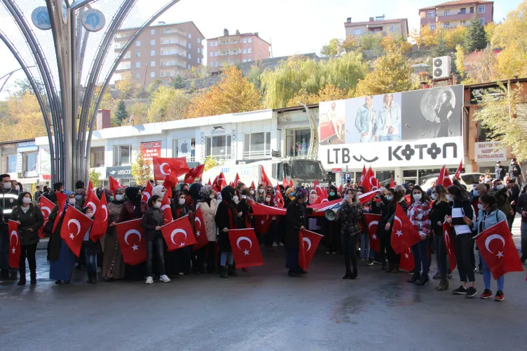 SON DAKİKA HABERİ: Hakkari'de bayraklı protesto! Kadınlardan Diyarbakır annelerine destek...
