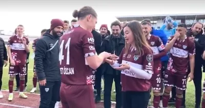 Sahada sürpriz evlenme teklifi