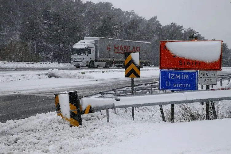 Ani bastıran kar, İzmir- Manisa yolunu kapattı