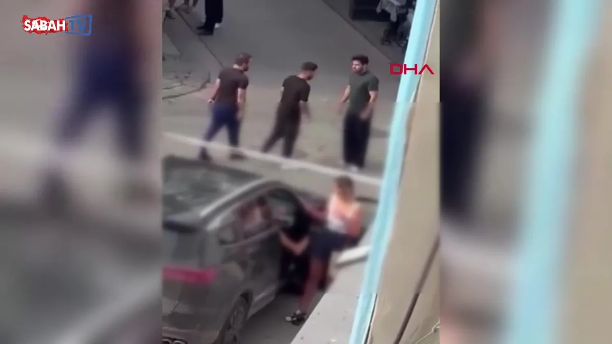 Kadıköy’de iki kadın arasındaki saç saça kavga kamerada | Video videosunu izle Kadıköy’de iki kadın arasındaki saç saça kavga kamerada | Video videosunu izle