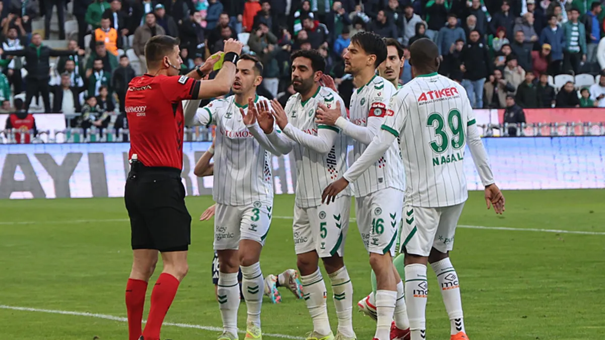 Konyasporlu futbolculardan hakem tepkisi! ‘Katledildik’