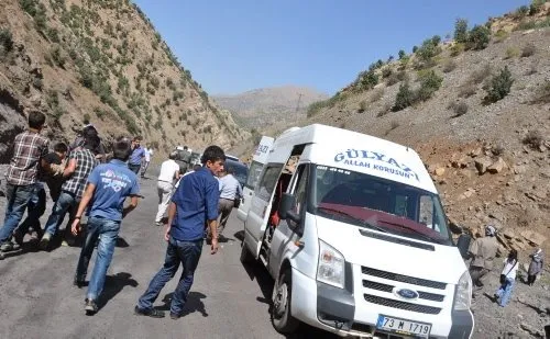 Uludere’de askerleri taşıyan minibüs kaza yaptı