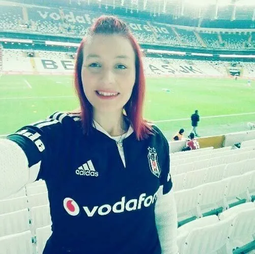 Kızıl saçlı kız Beşiktaş - Lyon maçına damga vurdu!