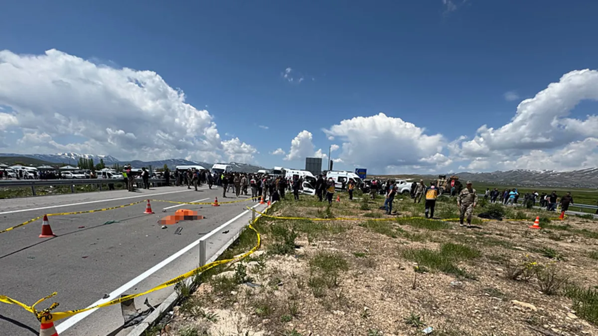 Van’da pikap ile hafif ticari aracın çarpıştığı kazada 4 kişi öldü, 2 kişi yaralandı Van’da pikap ile hafif ticari aracın çarpıştığı kazada 4 kişi öldü, 2 kişi yaralandı