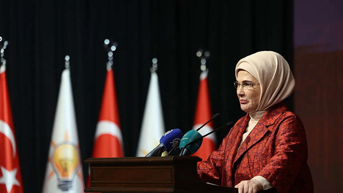 Emine Erdoğan’dan Çanakkale Deniz Zaferi” paylaşımı: Bugün hala yolumuzu aydınlatmaya devam ediyor Emine Erdoğan’dan Çanakkale Deniz Zaferi” paylaşımı: Bugün hala yolumuzu aydınlatmaya devam ediyor