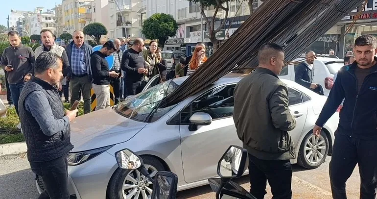 Demir yığını otomobili ok gibi deldi