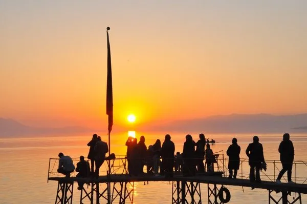 İznik'te güneşin suya kavuştuğu an görüntülendi