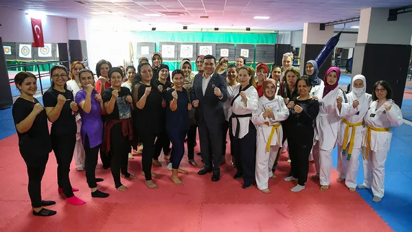 antalyada-savunma-sporu-ogrenen-ev-hanimlari-siddete-karsi-daha-guclu-1645681520868.jpg