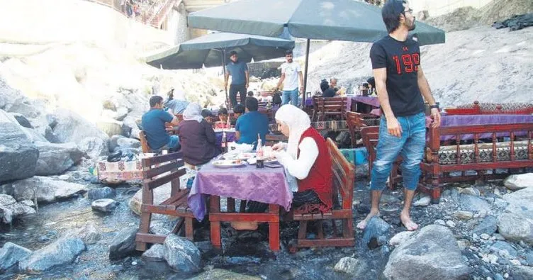 Bursalılar yemeklerini derenin içinde yiyor