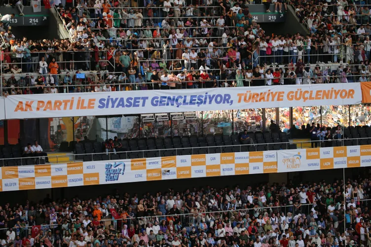 SON DAKİKA: Gençler Başkan Erdoğan'ı bekliyor! Stadyum tıklım tıklım doldu! Coşku her geçen dakika artıyor...