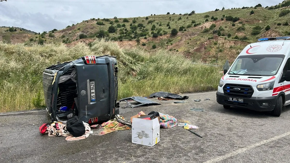 Sivas'ta devrilen hafif ticari araç
