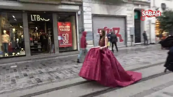 Kırmızı gelinlikli Rus modele Taksim’de yoğun ilgi | Video