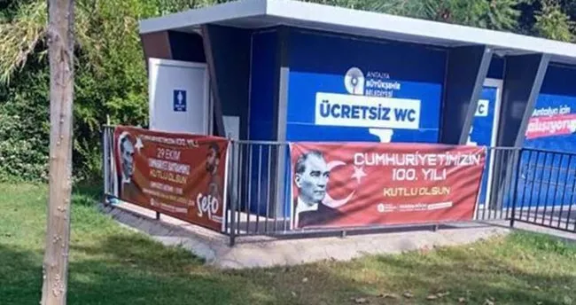 CHP’li Antalya Büyükşehir Belediyesi Konyaaltı sahilinde tuvaletleri Atatürk posterleri ile kapattı