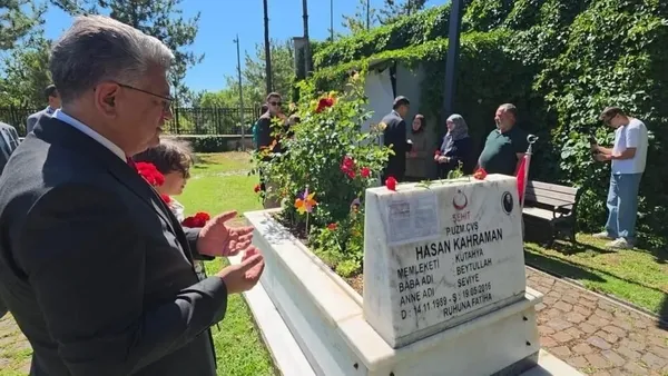 kutahyali-ogrenci-gokalp-kahraman-2016-yilinda-sehit-olan-babasinin-mezarina-her-yil-karnesini-getirip-birakiy-1784124698784.jpg