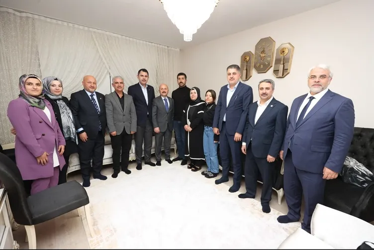 Bakan Murat Kurum’dan Öğretmenler Günü’nde anlamlı ziyaret: Depremde evi yıkılan Başöğretmenin yeni evine misafir oldu!