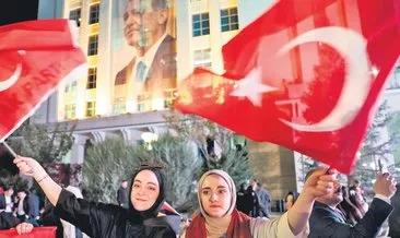 Türk demokrasisi dünyaya parmak ısırttı