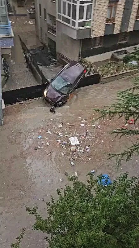 LAST MINUTE… Mansur Yavaş Municipalism remained in the classroom in Ankara! Flooded Keçiören: Vehicles got caught in the water, the wall of a house was destroyed!