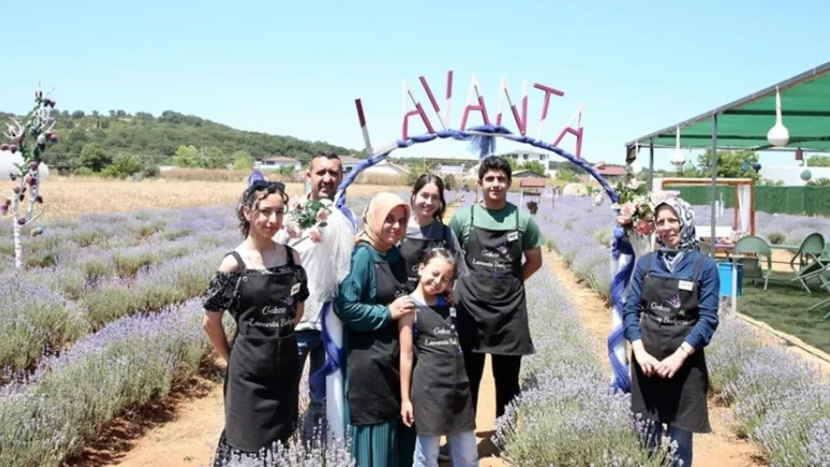Köyünde kurduğu lavanta bahçesi, öğrencilere ve kadınlara da gelir kapısı oluyor