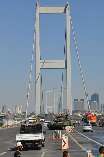 Boğaziçi Köprüsü’ndeki tanklar kaldırıldı