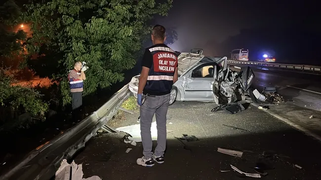 son-dakika-tem-otoyolunda-feci-kaza-emniyet-seridinde-duran-tir-faciaya-yol-acti-1-olu-3-yarali-1783226339217.jpg