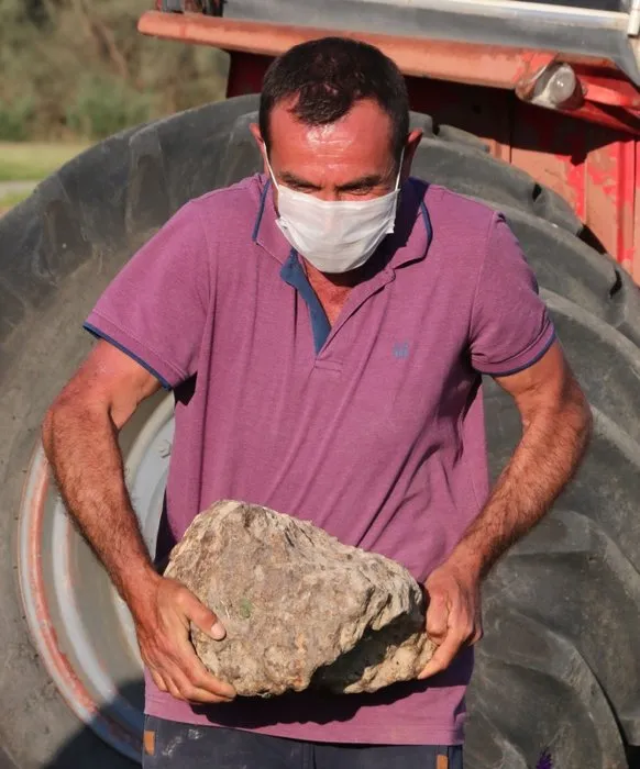 Tarlada bulduğu 'gök taşını' satılığa çıkardı! Tam 68 kilo...