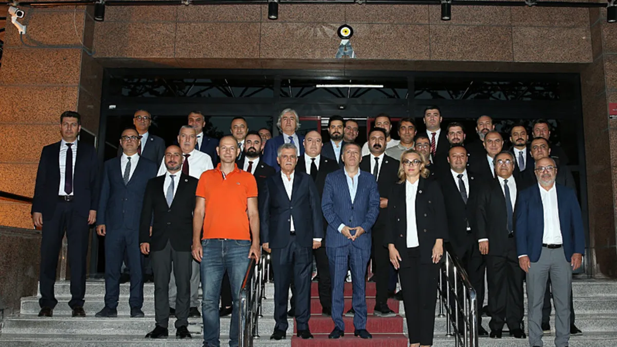 Gençlerbirliği Spor Kulübü binası önünde yönetim kurulu üyeleri