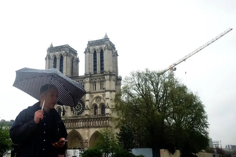 3 yıl önce bugün küle dönmüştü! Ayaklı tarih Notre Dame Katedrali altında bulunan mezar gizemini koruyor