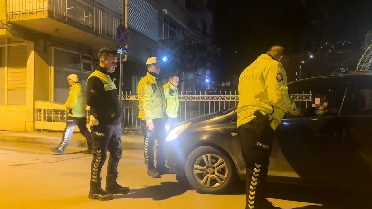 Bursa’da trafik uygulamasına yakalandı: Alkollü çıktı! ‘Eşim gelmeden araçtan inmem’ Bursa’da trafik uygulamasına yakalandı: Alkollü çıktı! ‘Eşim gelmeden araçtan inmem’