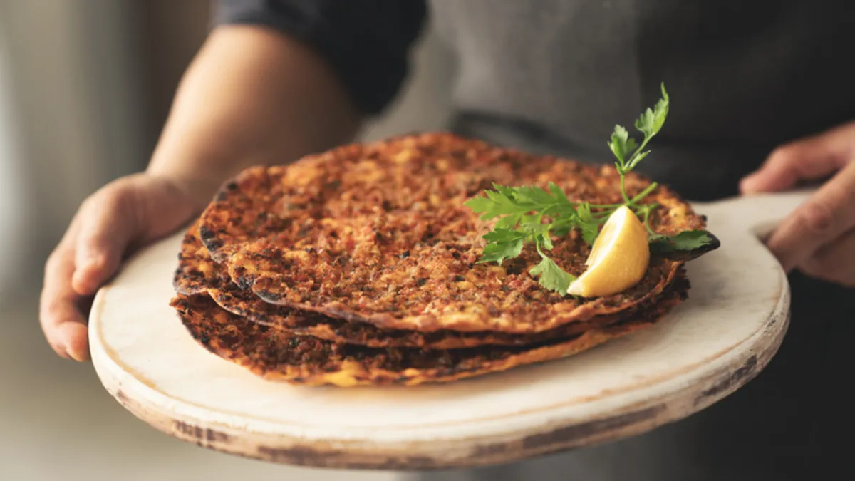 “Bir tane yetmez” dedirten ev yapımı lahmacun tarifi! “Bir tane yetmez” dedirten ev yapımı lahmacun tarifi!