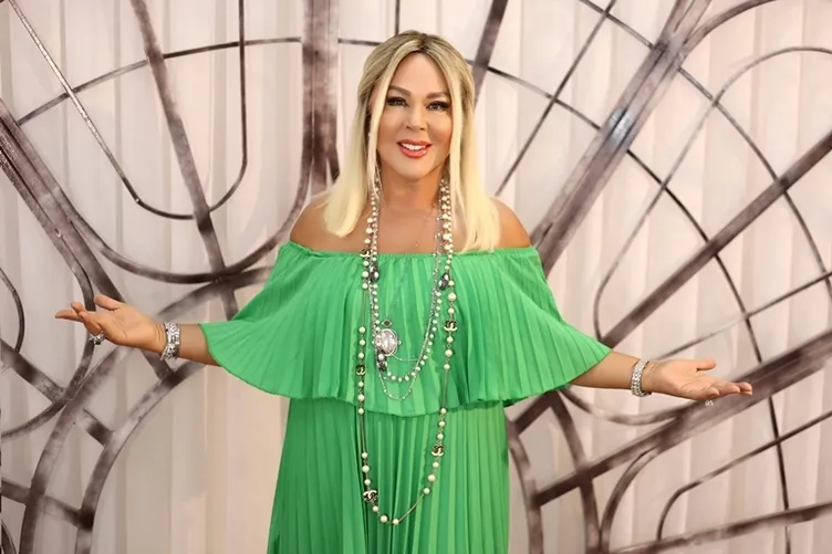 Filtresiz paylaşım yapamıyor! Şarkıcı Safiye Soyman sosyal medyada dillere düştü!