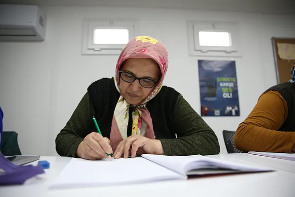 depremzede-65-yas-ustu-kadinlar-okuma-yazma-hayallerini-gerceklestiriyor-1708756932676.jpeg