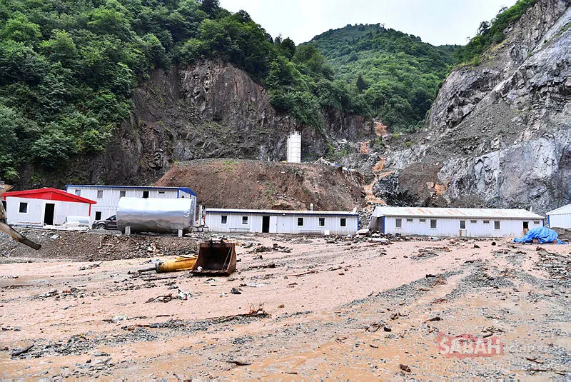 Trabzon'da 15 işçi selden kıl payı kurtuldu