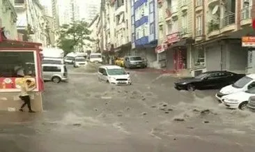 Esenyurt’ta etkili olan sağanak yağış rögarları patlattı: Caddeler sular altında kaldı #istanbul